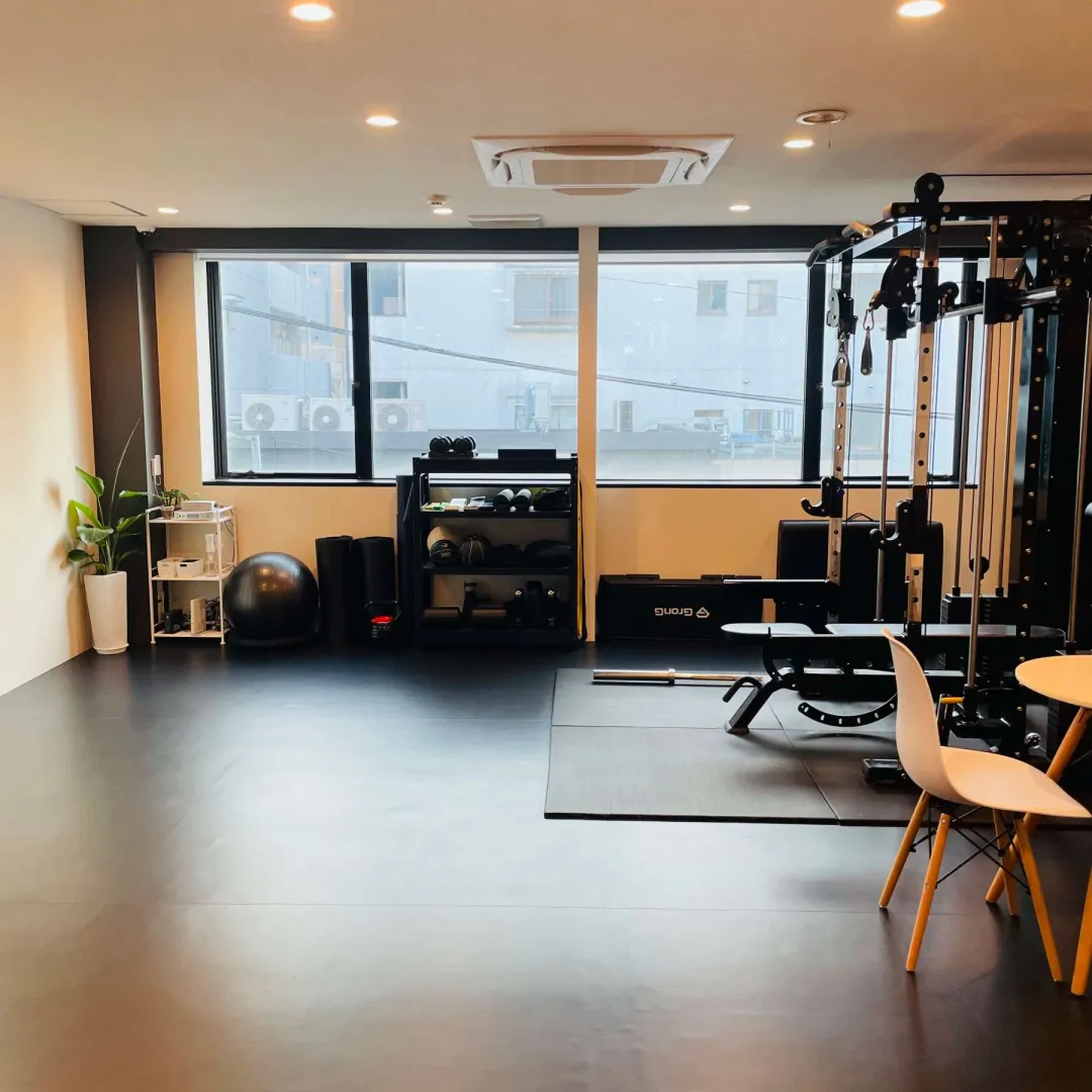 大きな窓から自然光が入る、福岡・天神エリアのHABIT. bloomのスタジオ。観葉植物とバランスボールのある明るい室内